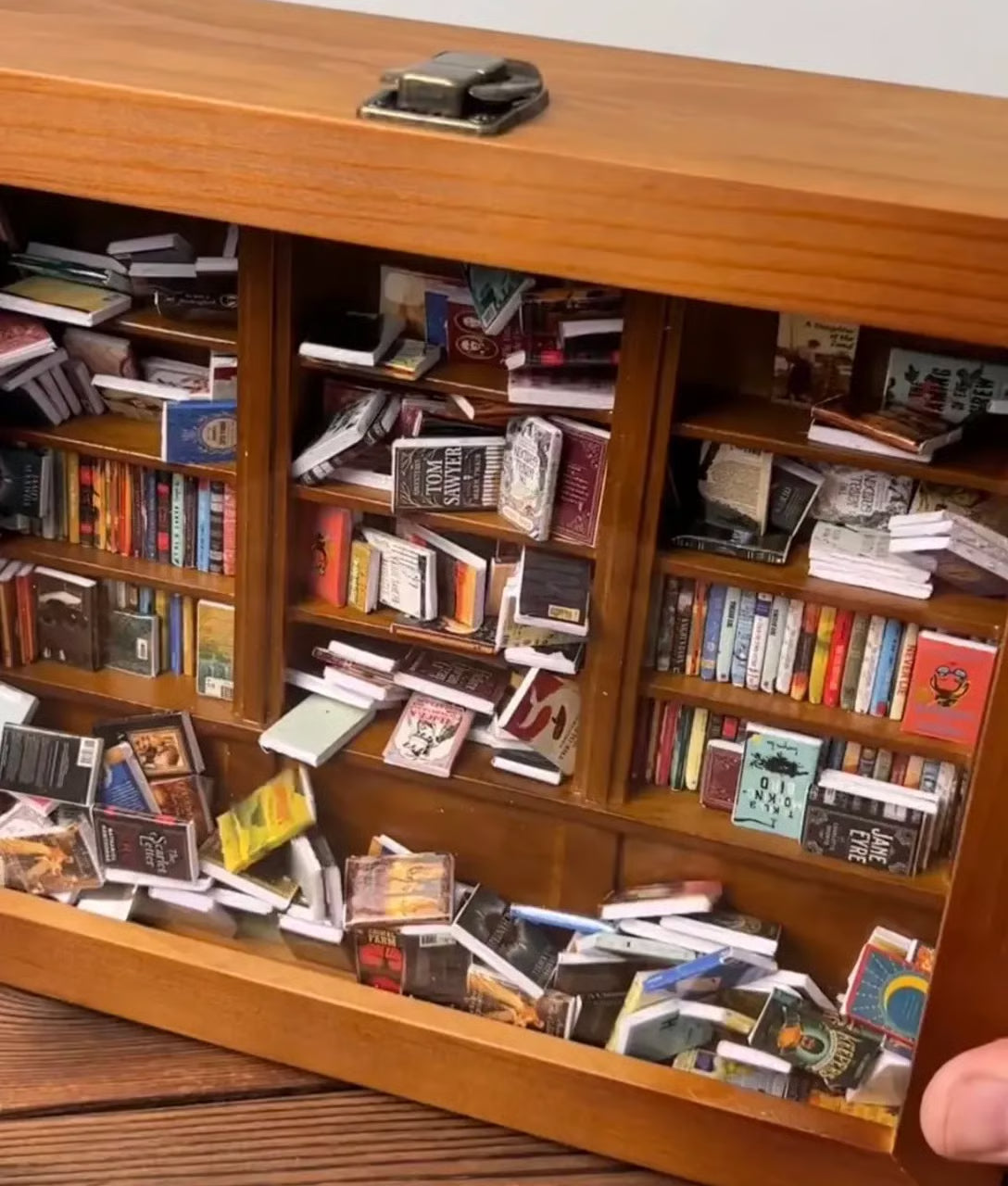 Anti-stress Bookshelf ~ Shake away tension and refresh your mind anytime.